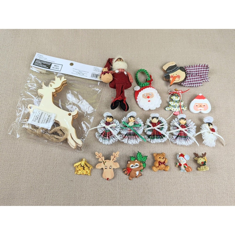 Lot of 18 Christmas Pins And Decoration Holiday Christmas Tree Santa Reindeer